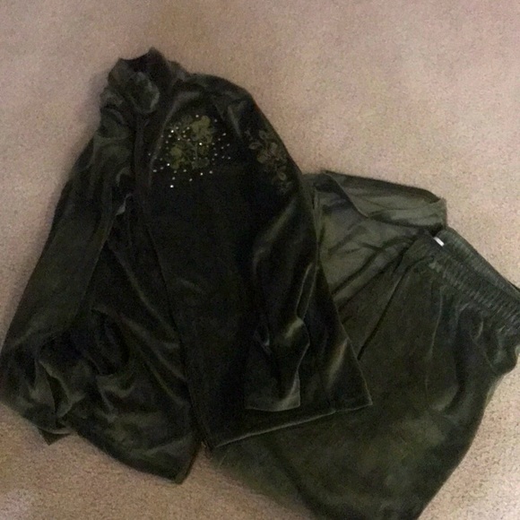 Velour 2 piece Set - Picture 2 of 13